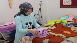 Bitlisli kadınlar depremzedeler için giysi dikiyor