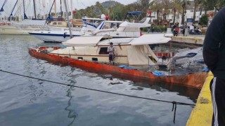 Bodrum Limanında bağlı tur teknesi battı