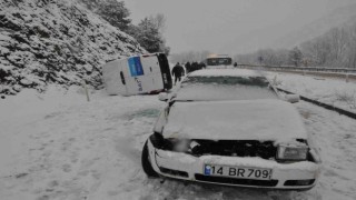 Boluda kar sebebiyle 3 araç zincirleme kazaya karıştı