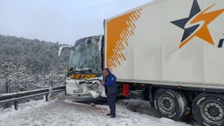Boluda kar yağışı sebebiyle kayganlaşan yolda 6 araç zincirleme kazaya karıştı: 5 yaralı