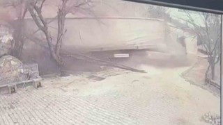 Boş araziye uçan yardım tırı kazası güvenlik kamerasına yansıdı