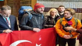 Bosnalı arama kurtarma ekibinin tercümanı açıklama yaparken duygusal anlar yaşadı