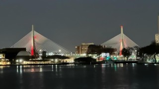 Bostonun sembol köprüleri kırmızı beyazla ışıklandırıldı
