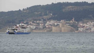 Bozcaada ve Gökçeadaya fırtına nedeniyle tüm feribot seferleri iptal edildi