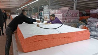 Bu fabrikanın işçileri depremzedeler üşümesin diye mesaiye kalıyor