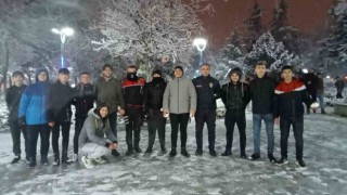 Burdurda beklenen kar yağdı, öğrenciler sokağa döküldü
