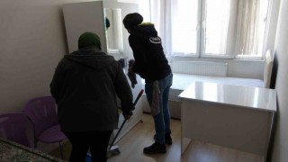 Burdurda depremzedeler için hazırlanan evleri gönüllü olarak temizliyorlar