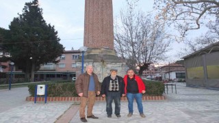 Burhaniyede camisiz minare ilgi odağı oldu