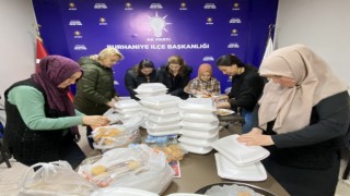 Burhaniyede kadınlar depremzedeler için gıda paketi hazırlıyorlar