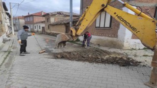 Burhaniyenin kırsal mahallelerinde yol çalışmaları devam ediyor