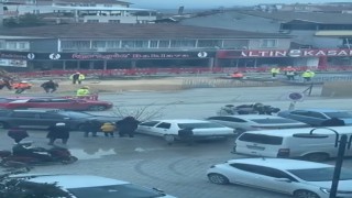 Bursada husumetli sürücüler önce birbirlerine çarptı, ardından tekme tokat kavga etti