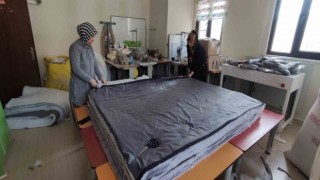 Bursada kadınlar uyku tulumu ve yağmurluk üretip deprem bölgesine gönderiyor