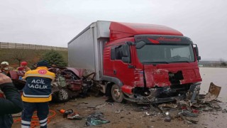 Bursada otomobil ile kamyon çarpıştı: 5 ölü
