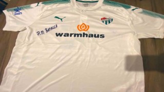 Bursaspor taraftarı depremzedeler için efsane formalarını satıyor