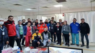 BUÜnün gönüllü sağlık ekibi, deprem bölgesinde şifa dağıtıyor