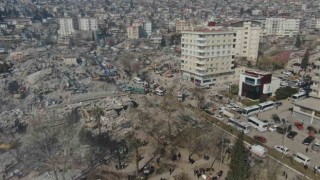 Büyük yıkım yaşanan Kahramanmaraşta bu binanın camları bile çatlamadı