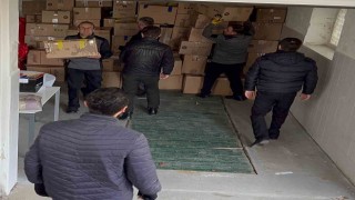 Büyükelçi ve gönüllüler yardım tırlarını ve kamyonlarını birlikte yüklediler