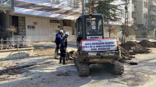 Büyükşehir ekipleri deprem bölgesinde altyapı tamiratı gerçekleştiriyor