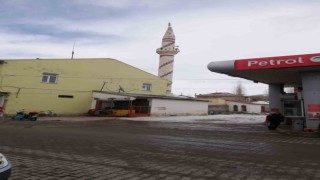Büyükşehir Sarızda hasarlı minareyi sorunsuz şekilde yıktı