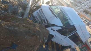 Buzlu yolda kontrolden çıkan minibüs aydınlatma direğine çarparak durdu: 4 yaralı