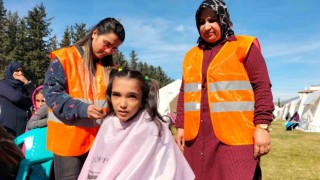 Çadır kentteki depremzedelere gönüllü tıraş hizmeti