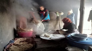 Çaldıranlı kadınlar depremzedeler için ekmek pişirdi