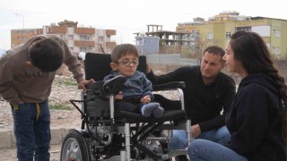 Cam kemik hastası Mustafanın akülü araba hayali Almanyadan gerçekleştirildi