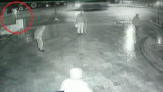 Cami çıkışı minibüs çarptı: Kaza anı kamerada