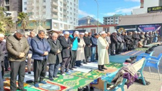 Cami depremde hasar gördü, cemaat meydanda cuma namazı kıldı