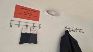 Camide askıda çorap uygulaması: İbadete gelenlerden takdir topladı