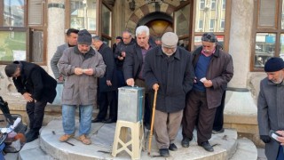 Camilerde depremzedeler için yardım toplandı