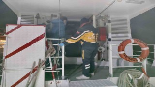 Çanakkale Boğazında gemide rahatsızlanan personel Kıyı Emniyeti ekiplerince tahliye edildi