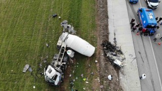 Çanakkalede karşı şeride geçen beton mikseri ticari araca çarptı: 1 ölü