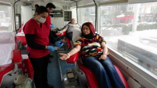 Çanakkalede vatandaşlar deprem bölgesine kan bağışlıyor