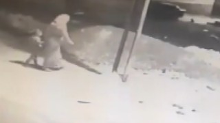 Cani anne elinden tuttuğu kızını boğarak öldürmeye götürmüş