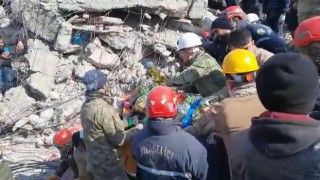 Canik ekibi 129 saat sonunca enkazdan çocuk kurtardı