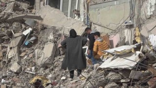 Canlarını hiçe sayıp, enkaz üstünde kıyafet arayışına düştüler
