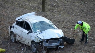 Çarpışan otomobiller uçuruma düştü: 2 ölü, 1 yaralı