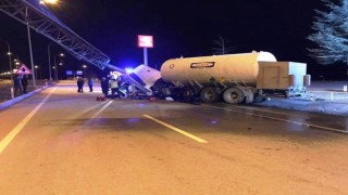 Çavdarhisarda oksijen gazı yüklü tanker direğe çarptı, sürücü ağır yaralı