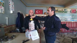 Çay ocağı işletmecisi günlük kazancını depremzedelere bağışladı