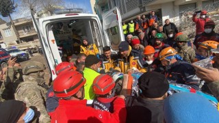 Cemile Teyze 227. saatte enkazdan sağ çıkarıldı