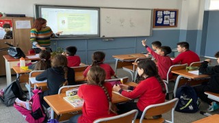 Çeşmede 464 depremzede öğrencinin okullara kaydı yapıldı