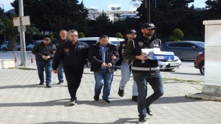 Çeşmede sahte kimlikle arsa satmaya çalışan 2 kişiye suçüstü