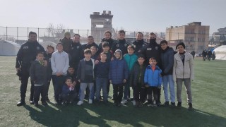 Çevik kuvvet polisleri depremzede çocuklarla futbol oynadı