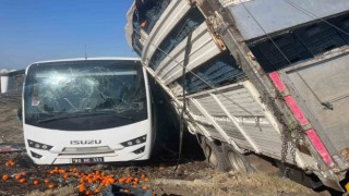 Cezaevi aracıyla kamyon çarpıştı: 23 yaralı