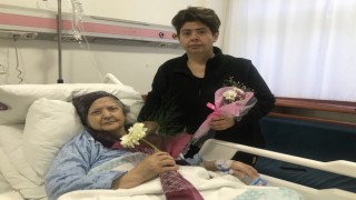 Çiçekler bu kez sevgililere değil, depremzedelere