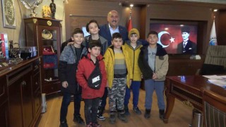 Çocuklar kumbaralarındaki harçlıklarını depremzedeler için bağışladı