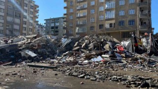 Çökme tehlikesi olan apartman yıkıldı