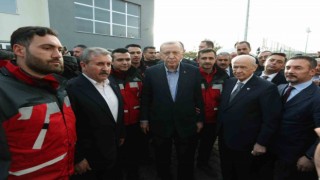 Cumhurbaşkanı Erdoğan, Bahçeli ve Destici deprem bölgesinde Alperen Ocakları Arama Kurtarma ekibi ile görüştü