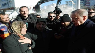 Cumhurbaşkanı Erdoğan çadırkenti ziyaret etti, depremzedelerin yüreğine su serpti